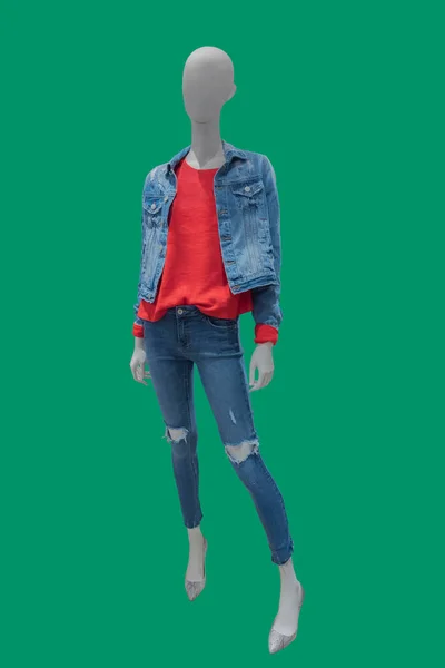 緑の背景に隔離されたデニムジーンズスーツを身に着けている女性ディスプレイマネキンの完全な長さの画像 — ストック写真