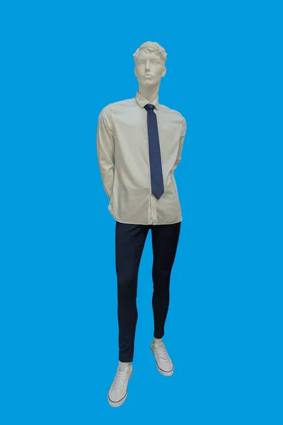 青い背景に隔離されたファッショナブルな服を着た男性ディスプレイマネキンの完全な長さの画像 — ストック写真
