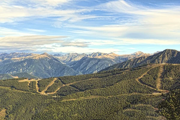 Champs de ski verts lors d'une soirée d'été — Photo