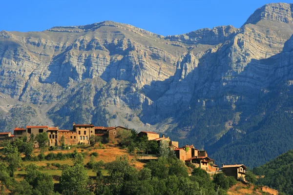 Katalońskiej wsi wznosi się w sierra del cadi Obrazek Stockowy