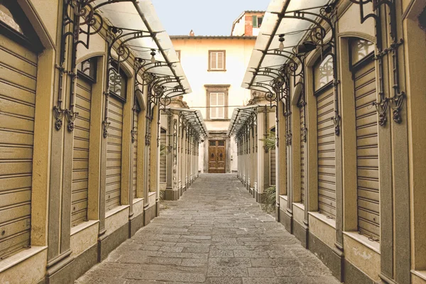 Einkaufspassage am frühen Morgen in Lucca, Toskana lizenzfreie Stockbilder