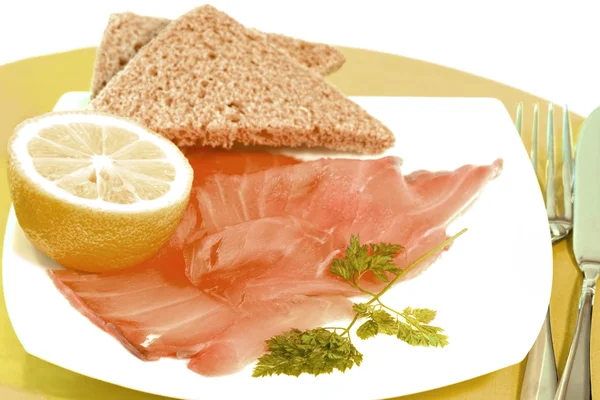 ekmek ve yarım limon ile somon füme