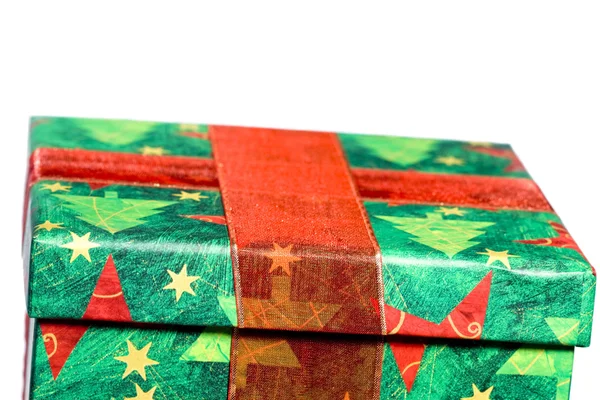 Mevsimlik sarma ve kırmızı kurdele ile Noel hediye kutusu