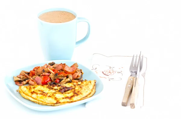 kahve ve omlet mantar sosis ve domates ile