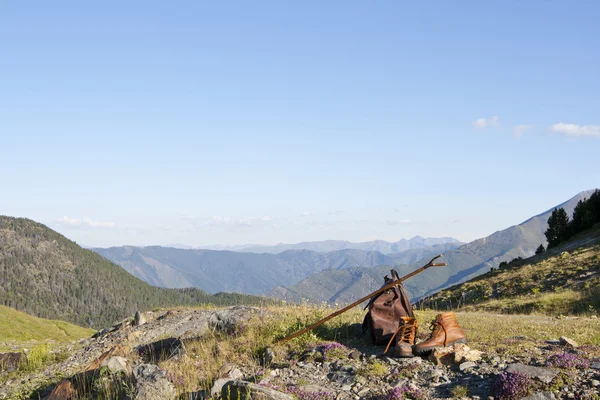 Wandelen laarzen rusten voordat het berglandschap — Stockfoto