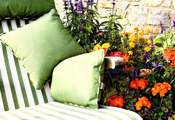 Łóżko ogród słońca poza wśród kwiatów Zdjęcia Stockowe bez tantiem