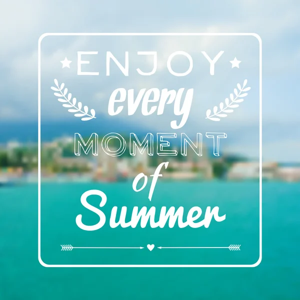 Vetor desfocado paisagem fundo de verão com a frase motivacional "Aproveite cada momento do verão " — Vetor de Stock