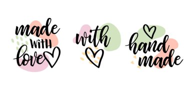 Kalp sembollü el yapımı ve rozetli bir vektör ayarlandı. El yapımı, Aşkla Yapılan el işi ürünleri beyaz arka planda izole edilmiş.