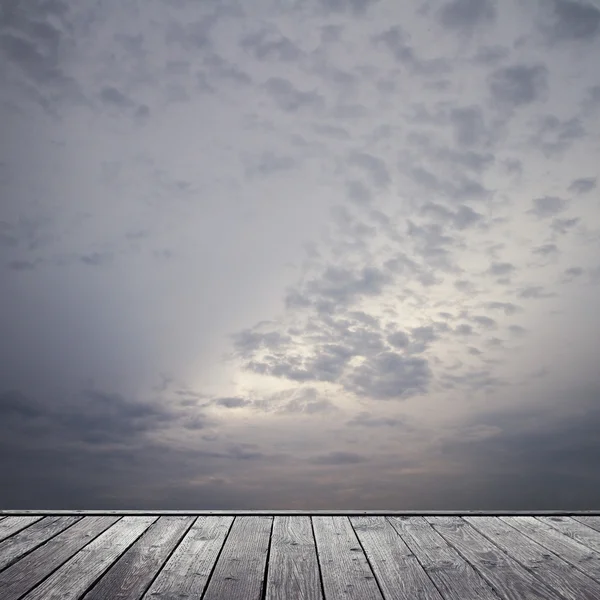 Céu e chão sombrios — Fotografia de Stock