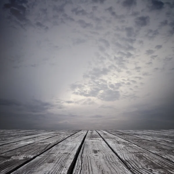 Chão e céu sombrio — Fotografia de Stock