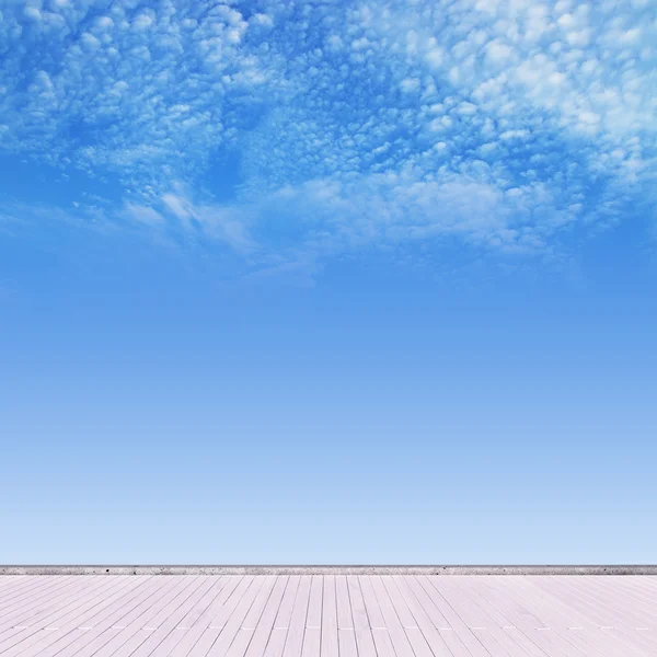 Vloer en blauwe lucht — Stockfoto