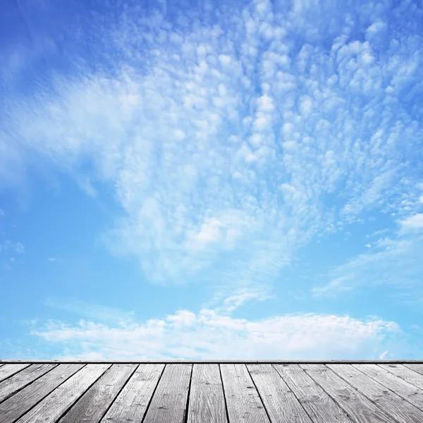 Пол и голубое небо — стоковое фото