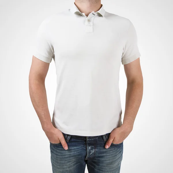 Człowiek w białym polo koszulka — Zdjęcie stockowe