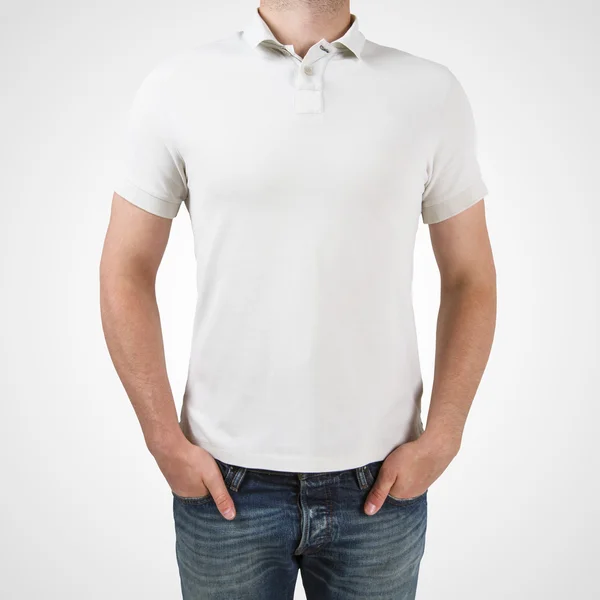 Mann im weißen Polo-T-Shirt — Stockfoto