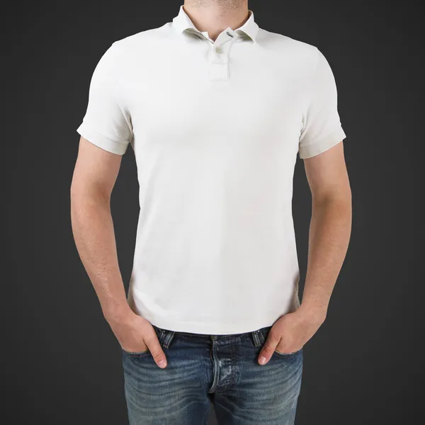 Mannen i vit polo t-shirt — Stockfoto