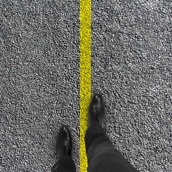 Pés estão na estrada — Fotografia de Stock