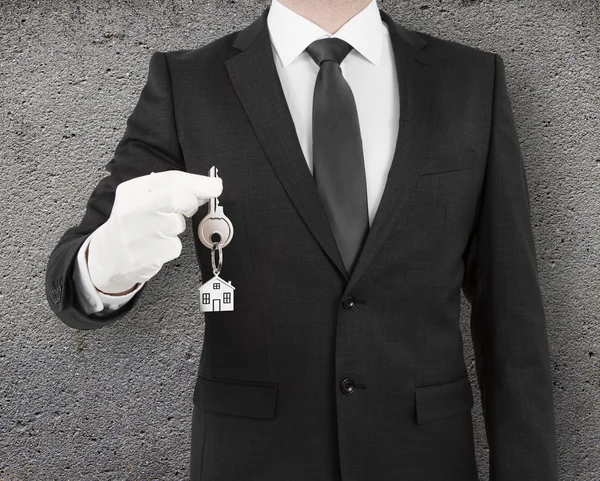 Businessman gives a key — Stock Photo, Image