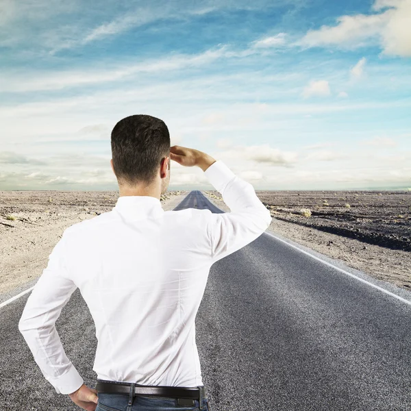 Geschäftsmann blickt zum Horizont — Stockfoto