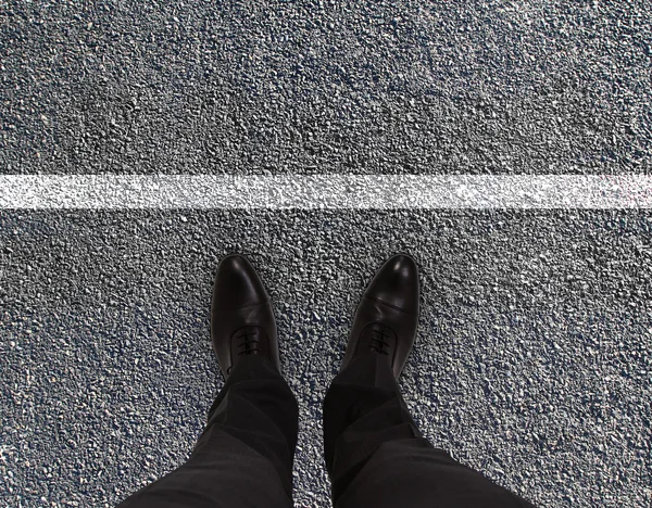 Ноги в дорозі — стокове фото