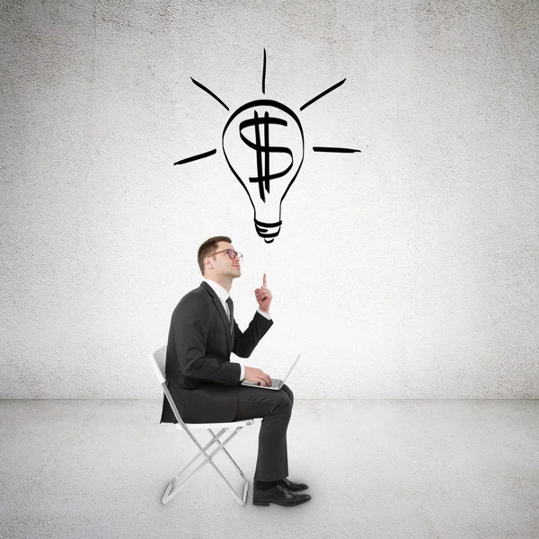 Affärsman som pekar till lampa — Stockfoto