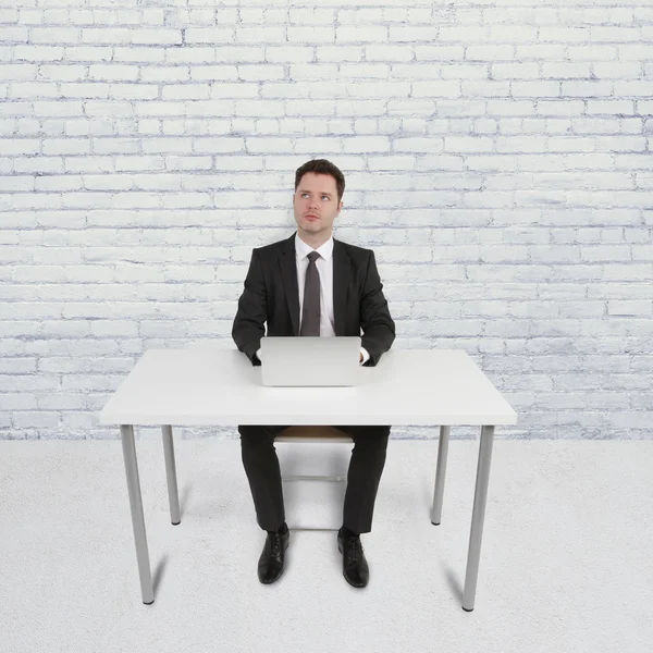 Mann sitzt im Büro — Stockfoto