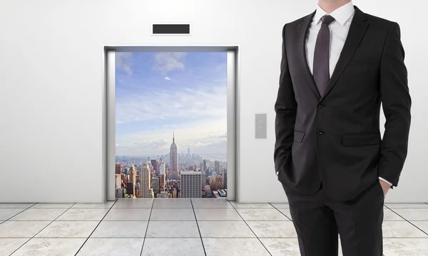 Лифт с открытой дверью в город — стоковое фото