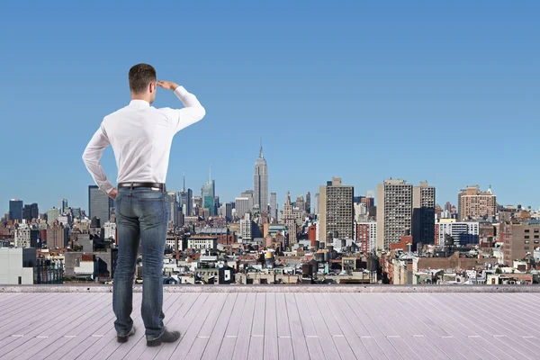 Hombre mirando a la ciudad — Foto de Stock