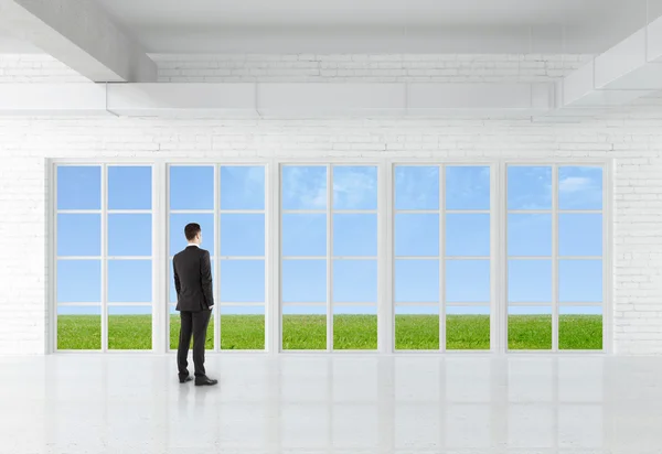 Hombre de negocios mirando la ventana — Foto de Stock