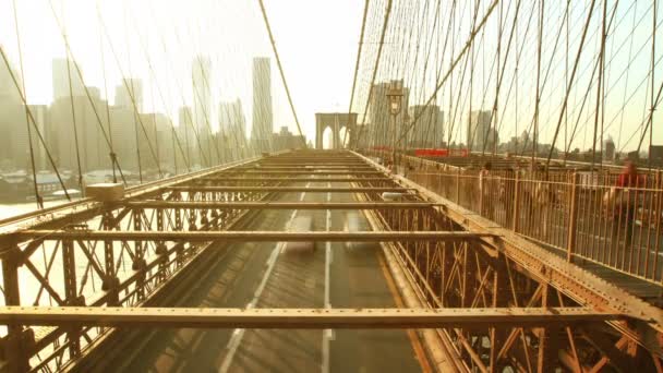 Tráfico urbano en el puente de Brooklyn — Vídeos de Stock