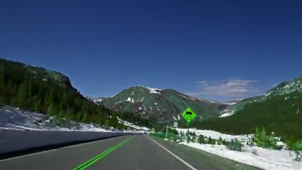 Jazda na drodze wzdłuż lasów i gór — Wideo stockowe