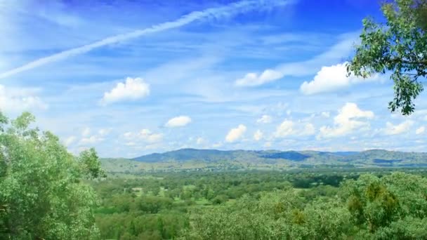 Grüne Hügel und blauer Himmel — Stockvideo