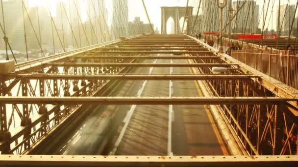 City traffic on Brooklyn bridge — Stock Video