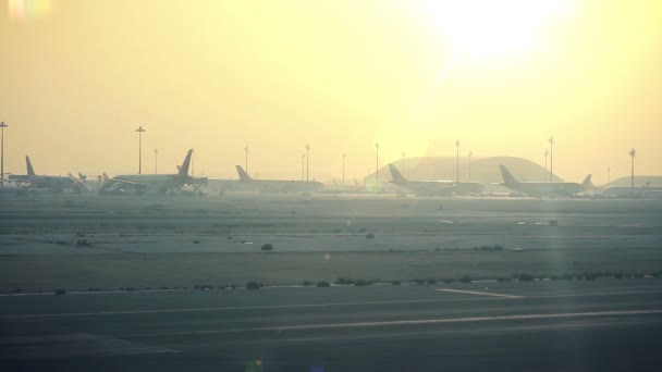 Luchthaven in zonsopgang — Stockvideo