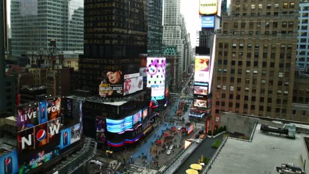 Tráfico de Times Square durante el día — Vídeo de stock