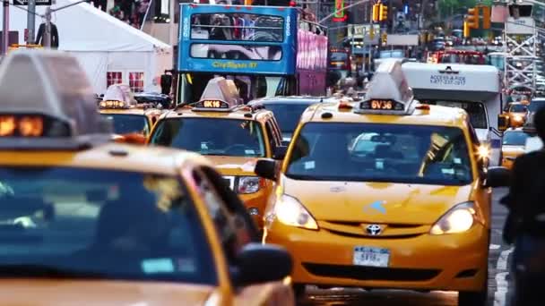 Желтые такси Нью-Йорка — стоковое видео