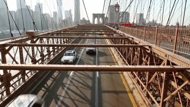 Tráfego urbano na ponte Brooklyn — Vídeo de Stock