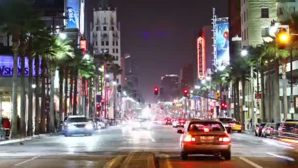 Tidsinställd hollywood boulevard trafik på natten — Stockvideo