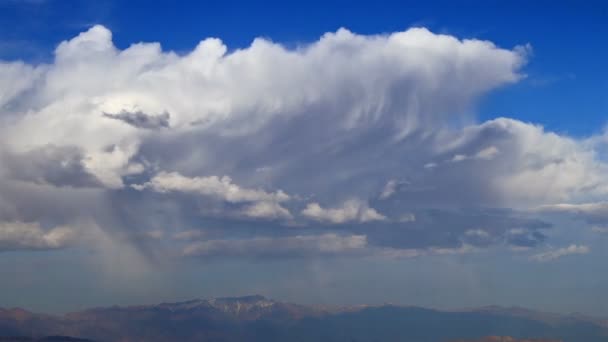 Nubes sobre las montañas — Vídeos de Stock