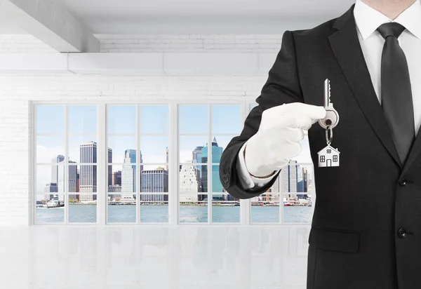 Businessman gives a key — Stock Photo, Image