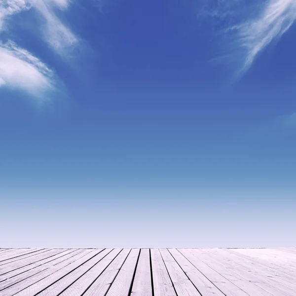 Dřevěné podlahy a modrá obloha — Stock fotografie