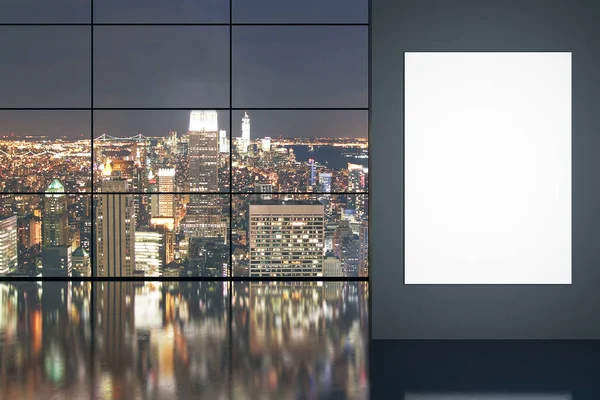 Modernes Leeres Bürointerieur Mit Leeren Weißen Attrappen Beleuchtetem Nächtlichen Stadtblick — Stockfoto