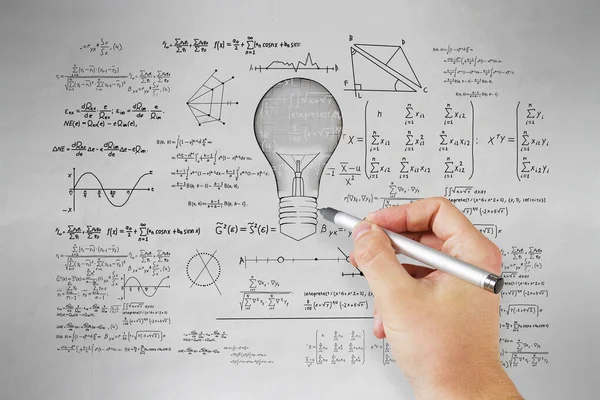具体的な壁の背景に数学式で抽象的なランプのスケッチを手描き アイデア 解決策 科学とイノベーションの概念 — ストック写真