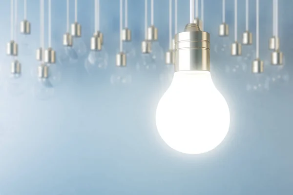 Glödande Glödlampa Suddig Blå Vägg Bakgrund Idé Innovation Lösning Och — Stockfoto