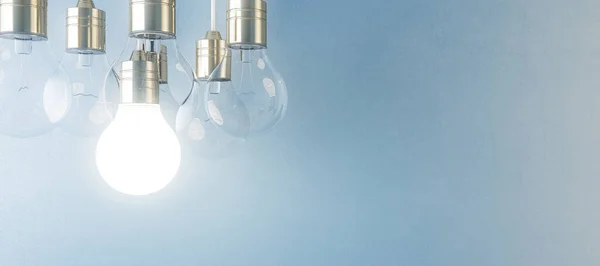 Glödande Glödlampa Suddig Bred Blå Vägg Bakgrund Idé Innovation Lösning — Stockfoto