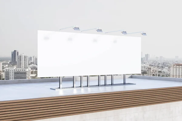 屋顶上空白的白色广告牌 背景是白天的城市 户外广告和模拟概念 3D渲染 — 图库照片