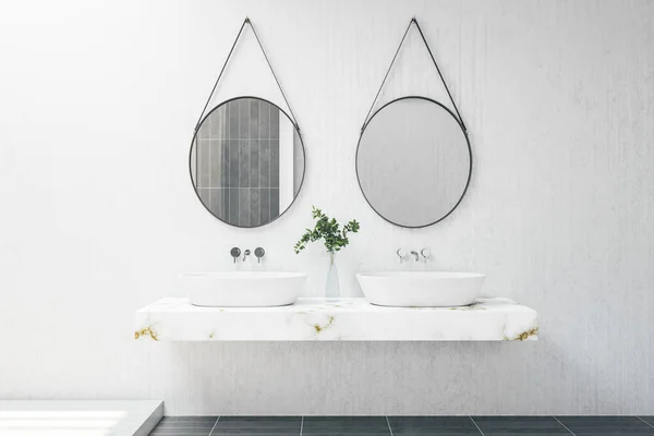 Białe Wnętrze Łazienki Dwoma Lustrami Rośliną Ozdobną Prysznicem Innymi Przedmiotami — Zdjęcie stockowe