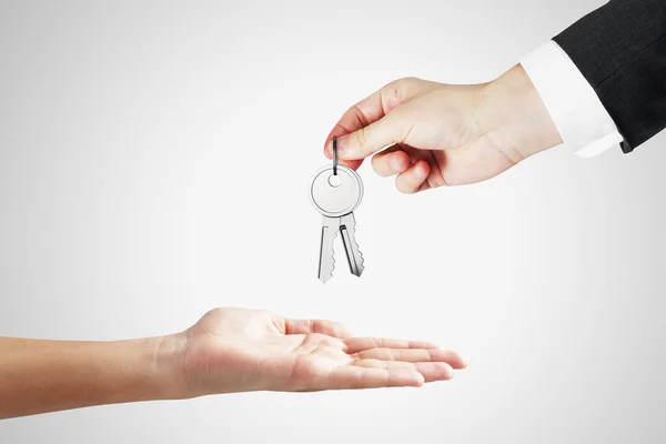 Close Homem Negócios Entregando Chaves Fundo Branco Conceito Habitação Propriedade — Fotografia de Stock