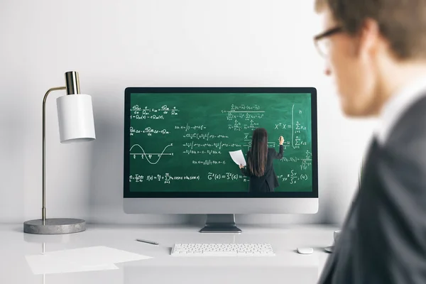 Fiatal Üzletember Irodai Asztalnál Nézi Számítógép Képernyőjét Online Oktatási Táblával — Stock Fotó