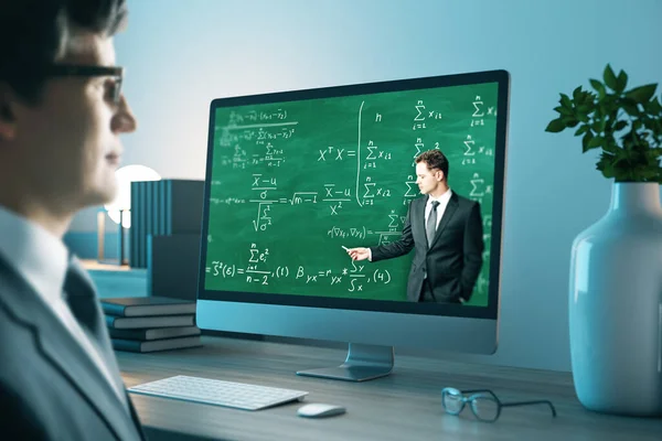 Joven Hombre Negocios Escritorio Oficina Mirando Pantalla Computadora Con Pizarra — Foto de Stock