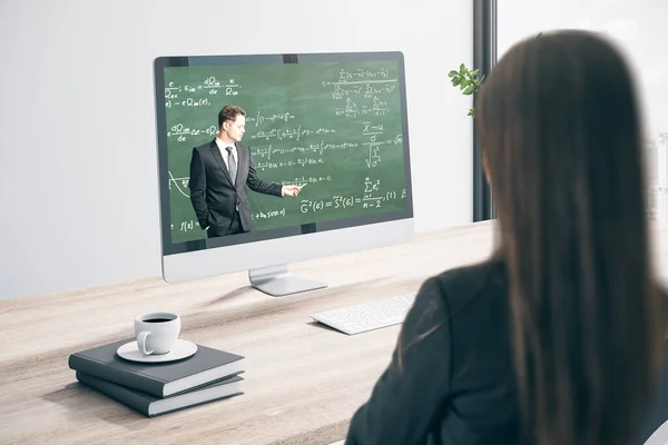 Blanke Zakenvrouw Aan Het Bureau Zoek Naar Computerscherm Met Online — Stockfoto